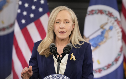 Sie reagierte für die Demokraten auf Trumps Rede - die Gouverneurin des US-Bundesstaats Virginia, Abigail Spanberger.  - Foto: Steve Helber/AP Pool/dpa