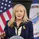Sie reagierte für die Demokraten auf Trumps Rede - die Gouverneurin des US-Bundesstaats Virginia, Abigail Spanberger.  - Foto: Steve Helber/AP Pool/dpa