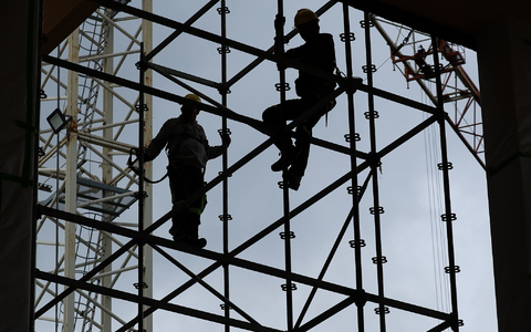 Arbeiter auf der Baustelle: Die Branche dürfte 2026 nach Jahren der Krise wieder wachsen (Archivbild) - Foto: Jan Woitas/dpa