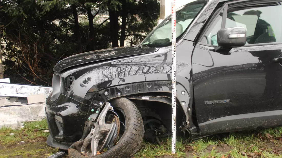 POL-RBK: Wermelskirchen - Pkw zwischen Baum und Mauer eingeklemmt - Fahrer schwer verletzt - Bild: presseportal.de