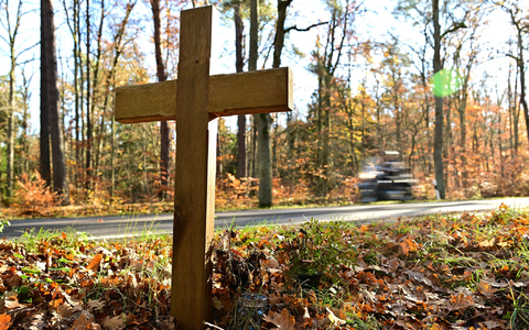 2.814 Menschen starben im letzten Jahr auf Deutschlands Straßen. (Symbolbild) - Foto: Sebastian Gollnow/dpa