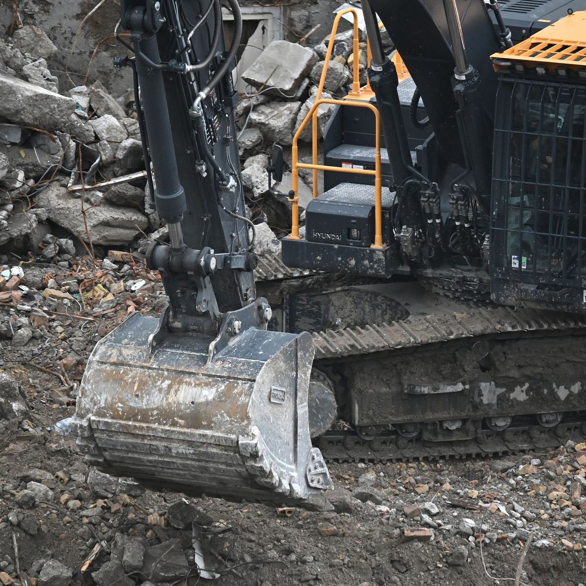 Der Staat will gewaltige Milliardensummen in Straßen, Schienen und Verteidigung stecken, das dürfte die Konjunktur beflügeln. - Foto: Elisa Schu/dpa