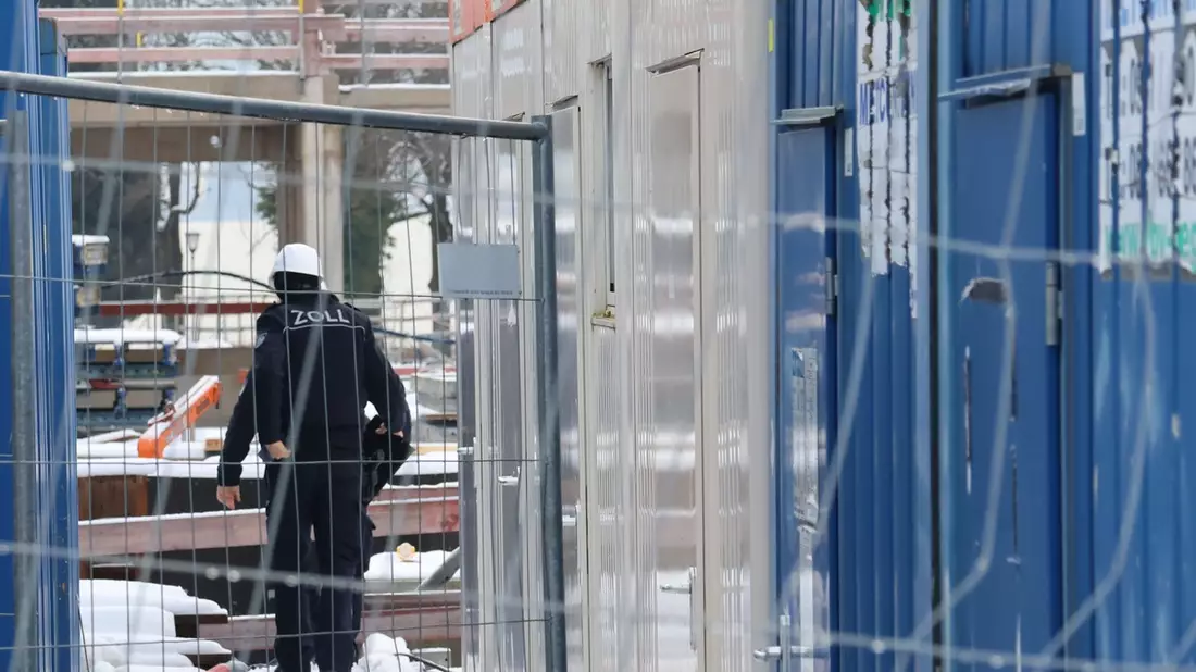 HZA-RO: Mindestlohnprüfung des ZOLLs in sogenannten Risikobranchen / Hauptzollamt Rosenheim mit zahlreichen Kräften im Einsatz - Bild: presseportal.de