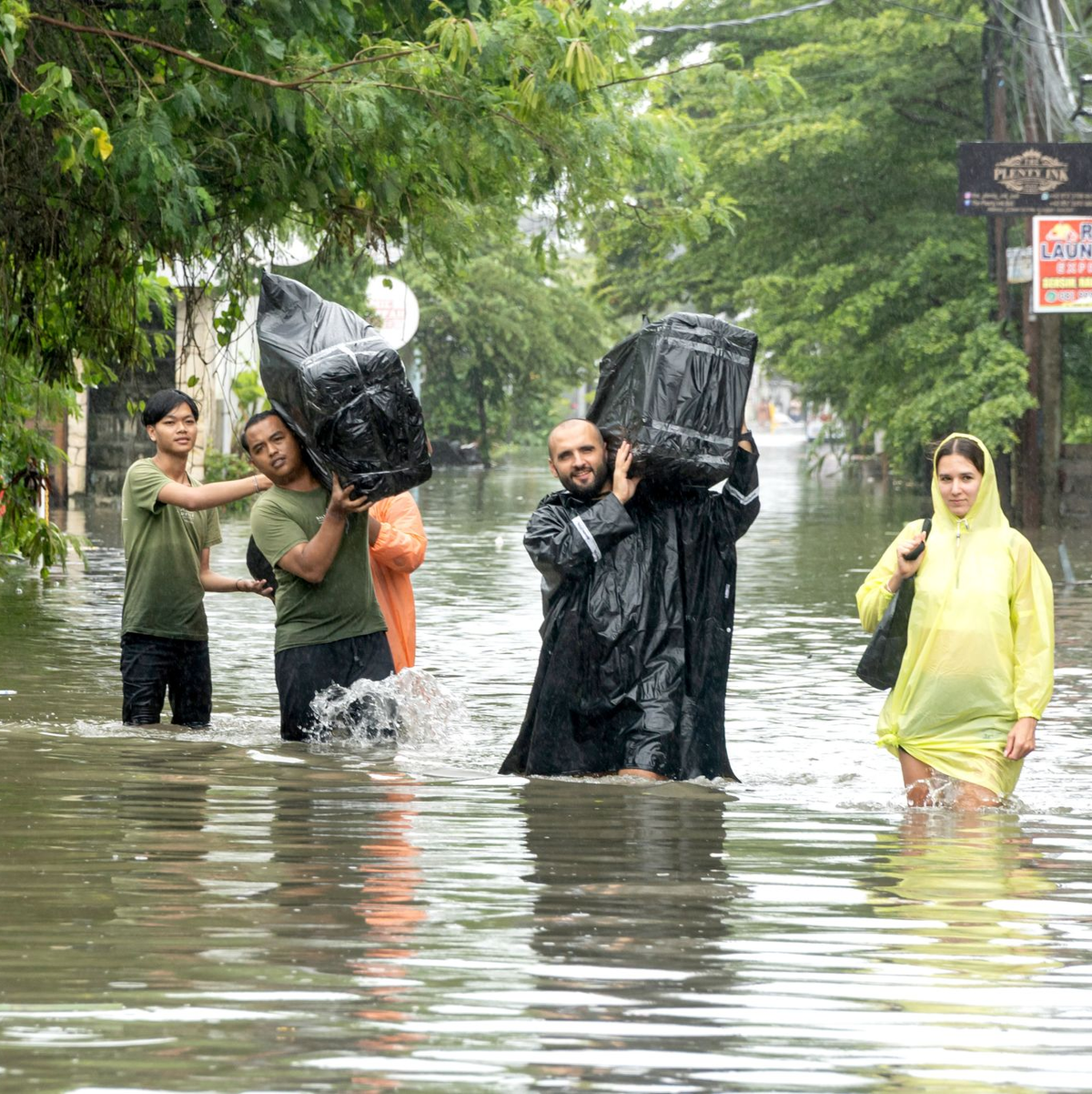 Bewohner und Urlauber mussten sich vielerorts in Sicherheit bringen.  - Foto: Dicky Bisinglasi/XinHua/dpa