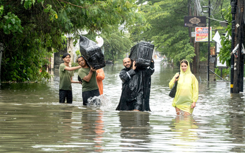 Bewohner und Urlauber mussten sich vielerorts in Sicherheit bringen.  - Foto: Dicky Bisinglasi/XinHua/dpa
