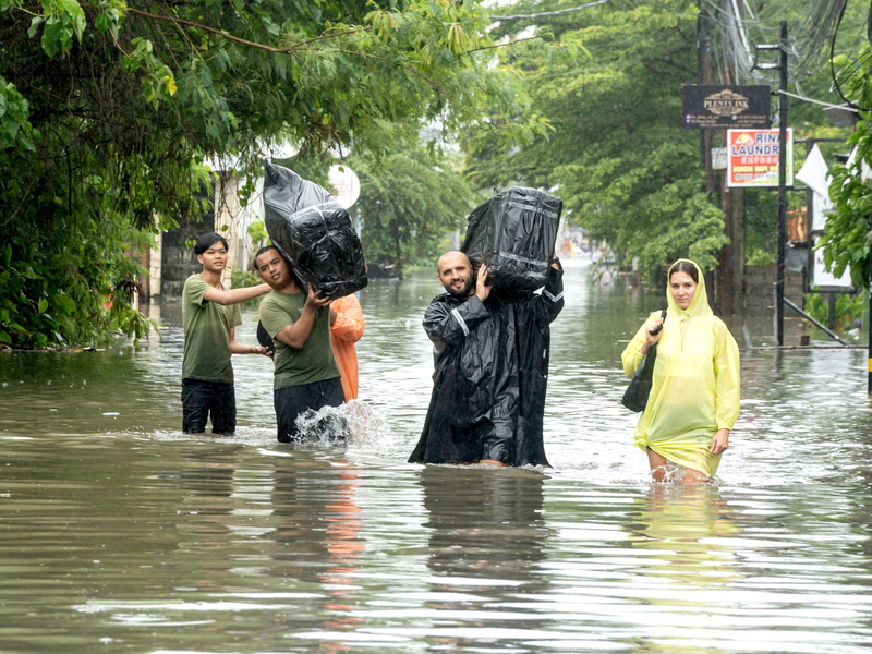 Bewohner und Urlauber mussten sich vielerorts in Sicherheit bringen.  - Foto: Dicky Bisinglasi/XinHua/dpa
