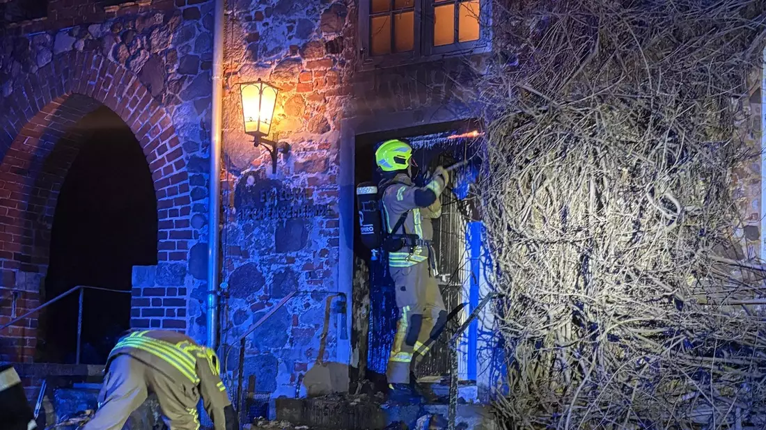 FW-OLL: Feuer vor der Tür: Schnelles Eingreifen bewahrt Gemeindehaus vor Vollbrand - Bild: presseportal.de