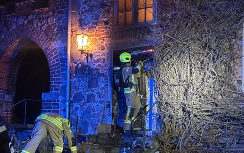 FW-OLL: Feuer vor der Tür: Schnelles Eingreifen bewahrt Gemeindehaus vor Vollbrand - Foto: presseportal.de