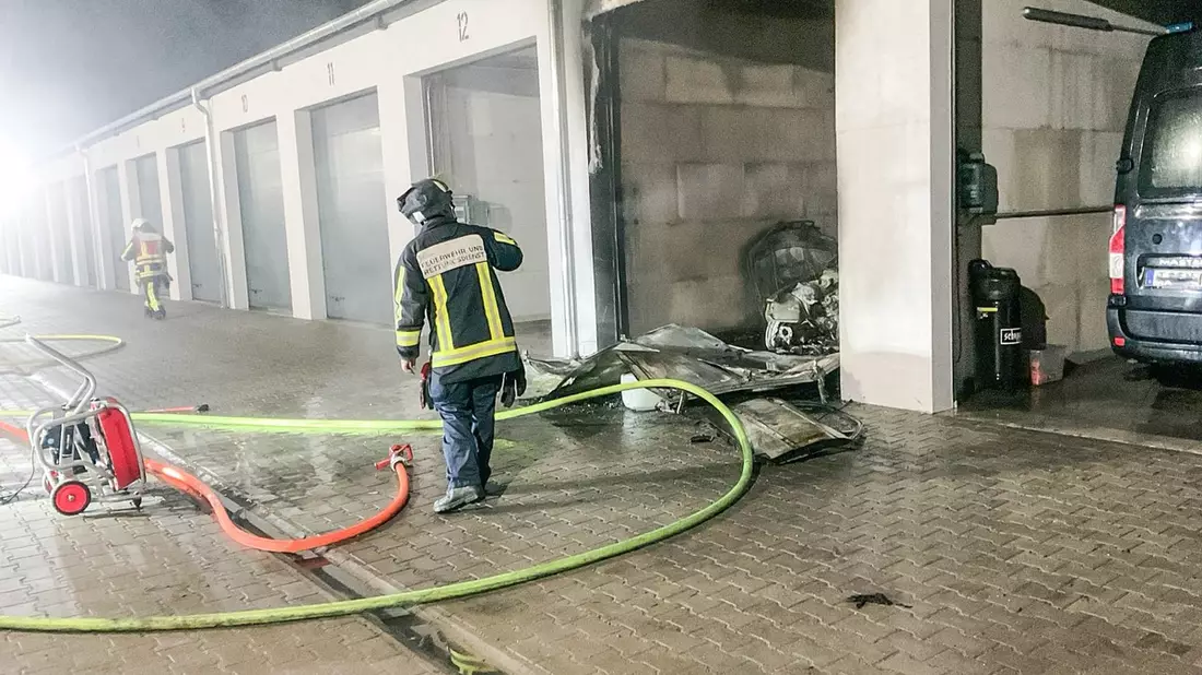 FW-BO: Garagenbrand in Bochum-Linden - Zwei Verletzte - Bild: presseportal.de