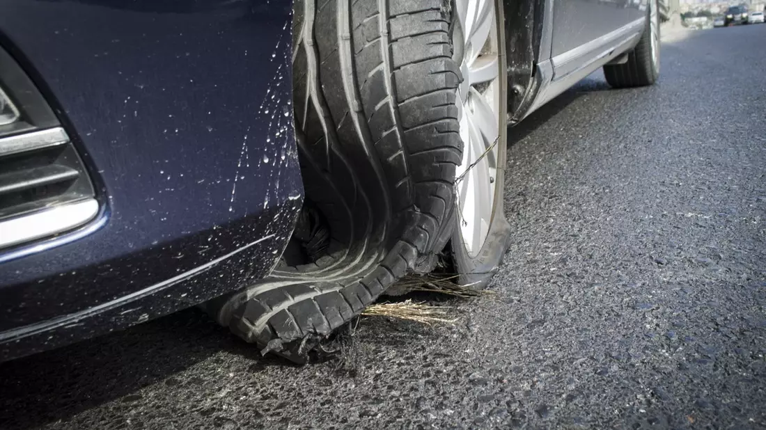 Reifenplatzer auf der Autobahn: Sekunden entscheiden über Sicherheit - Bild: presseportal.de
