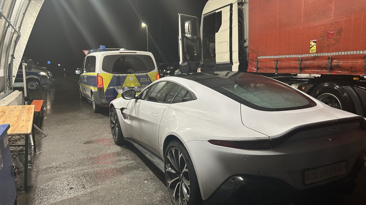 HZA-UL: Schmuggel/Zoll stoppt Aston Martin V8 - Foto: presseportal.de