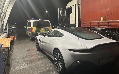 HZA-UL: Schmuggel/Zoll stoppt Aston Martin V8 - Foto: presseportal.de