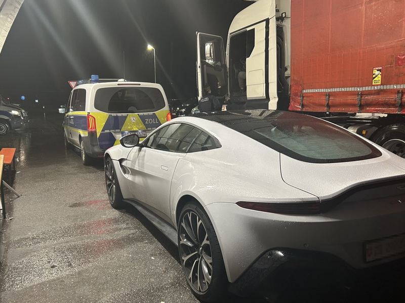 HZA-UL: Schmuggel/Zoll stoppt Aston Martin V8 - Foto: presseportal.de