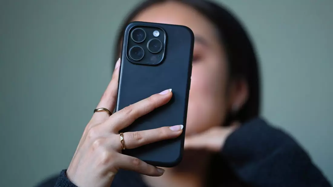 Der Griff zum Handy ist alltäglich geworden.  - Bild: Elisa Schu/dpa