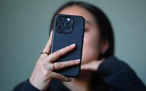 Der Griff zum Handy ist alltäglich geworden.  - Foto: Elisa Schu/dpa