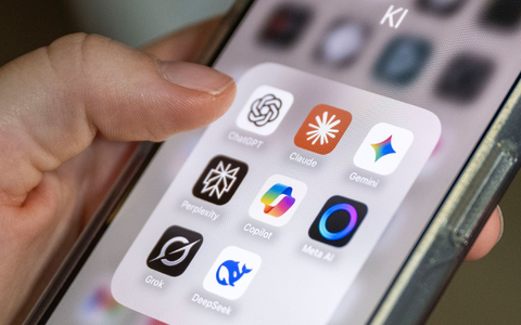 Apps von KI-Anbietern auf einem Smartphone. - Foto: Philip Dulian/dpa