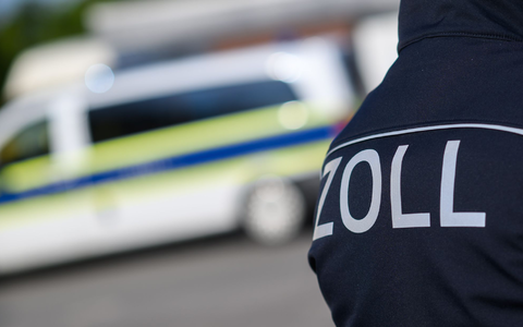 Mehr als 200 Beamte waren im Einsatz bei einer großangelegten Durchsuchungsaktion. (Symbolbild) - Foto: Julian Stratenschulte/dpa