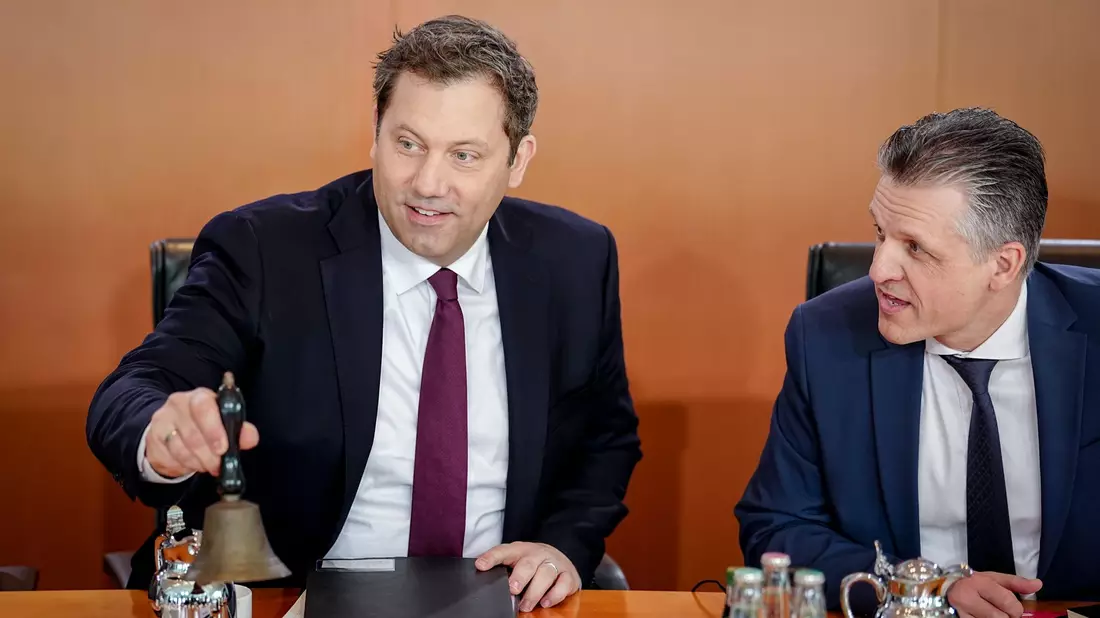 Vizekanzler Klingbeil leitete die Kabinettssitzung - und war auch an der Erarbeitung des Aktionsplans gegen Organisierte Kriminalität beteiligt. - Bild: Kay Nietfeld/dpa