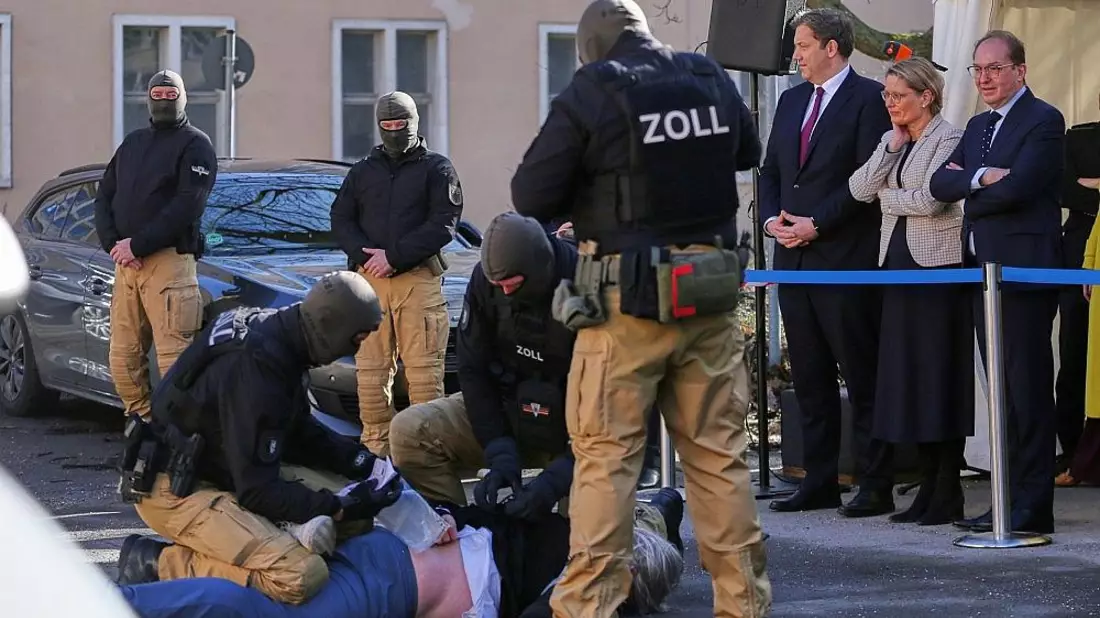 Lars Klingbeil, Stefanie Hubig und Alexander Dobrindt bei einer praktischen Einsatzvorführung durch Spezialkräfte des Zolls am 25.02.2025 - Bild: via dts Nachrichtenagentur