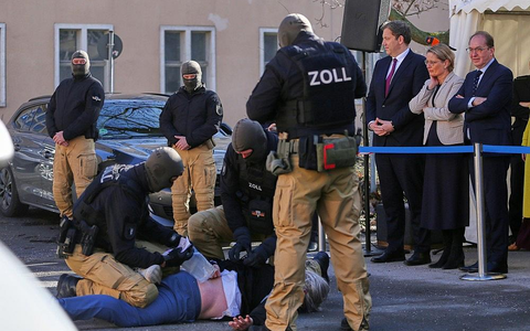 Lars Klingbeil, Stefanie Hubig und Alexander Dobrindt bei einer praktischen Einsatzvorführung durch Spezialkräfte des Zolls am 25.02.2025 - Foto: via dts Nachrichtenagentur