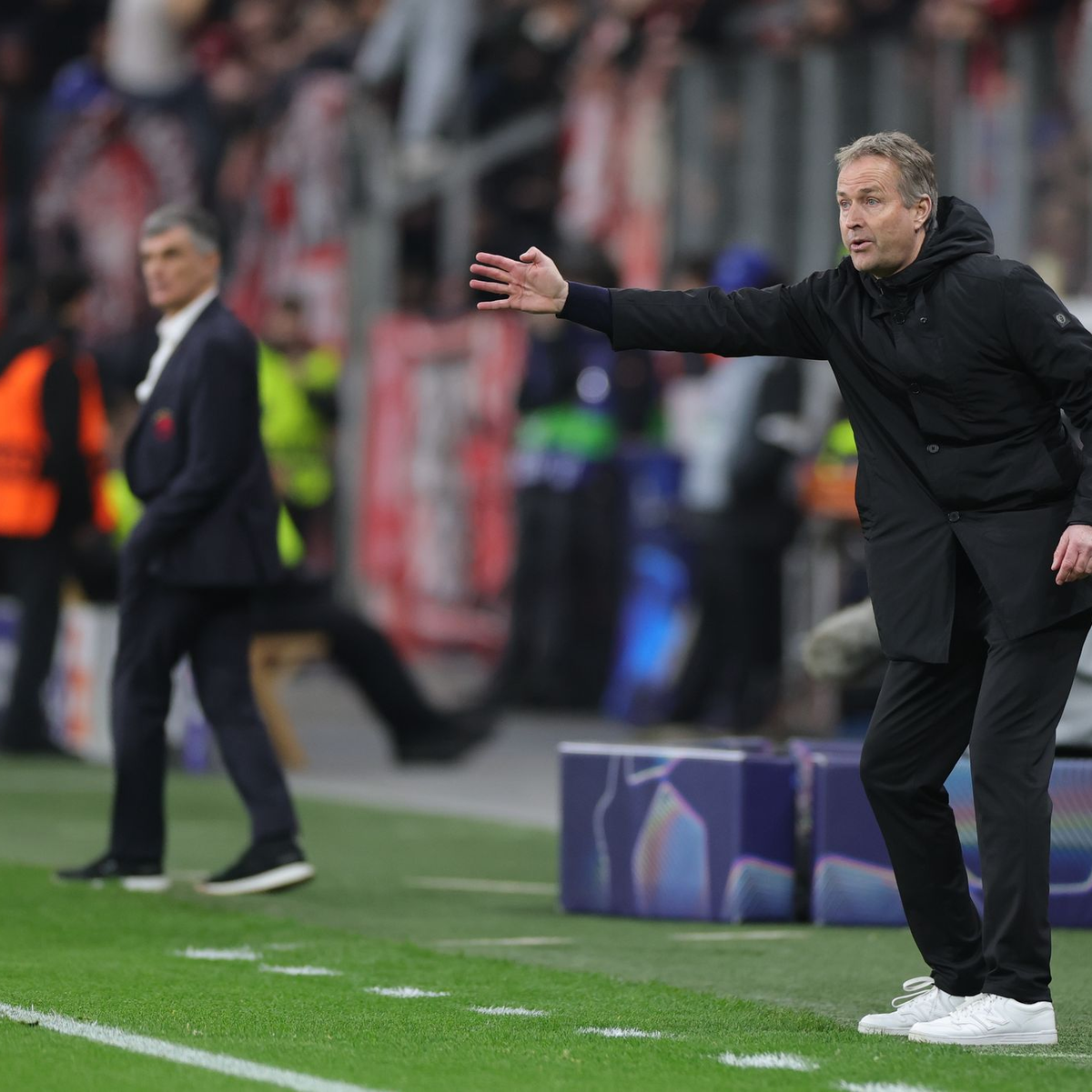 Nicht zufrieden mit dem Auftritt seiner Mannschaft: Leverkusens Trainer Kasper Hjulmand.  - Foto: Rolf Vennenbernd/dpa