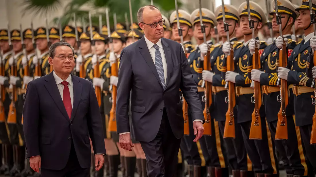 Der Besuch in China ist für Merz ebenso wichtig wie heikel. - Bild: Michael Kappeler/dpa