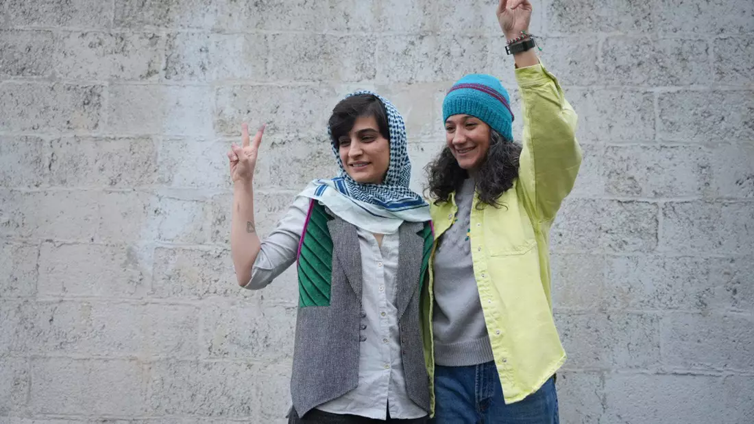 Elaheh Mohammadi (l) war bereits in der Vergangenheit inhaftiert. (Archivbild) - Bild: Sahand Taki/Shargh Daily News/AP/dpa