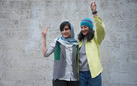 Elaheh Mohammadi (l) war bereits in der Vergangenheit inhaftiert. (Archivbild) - Foto: Sahand Taki/Shargh Daily News/AP/dpa