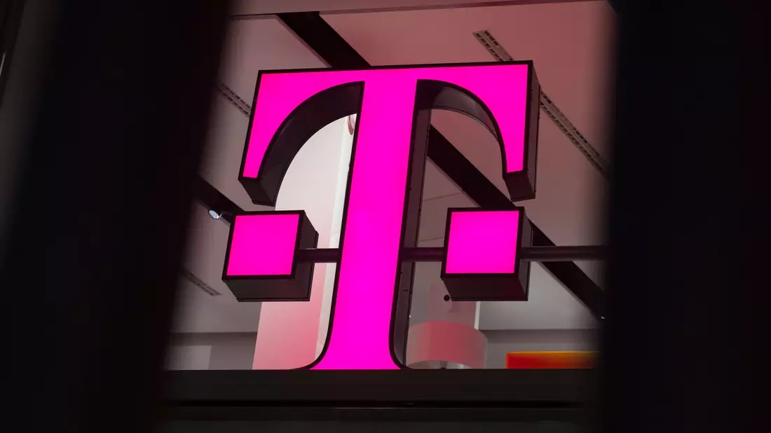 Ein Telekom-Logo strahlt in Magenta - für den Konzern sind die Behördenpläne eine gute Nachricht.  - Bild: Rainer Jensen/dpa/dpa-tmn