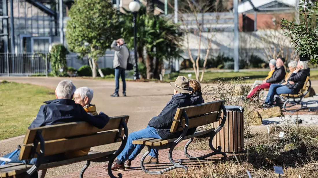 Das milder werdende Wetter lädt zur Zeit im Freien ein. - Bild: Oliver Berg/dpa