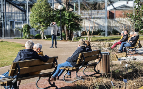 Das milder werdende Wetter lädt zur Zeit im Freien ein. - Foto: Oliver Berg/dpa