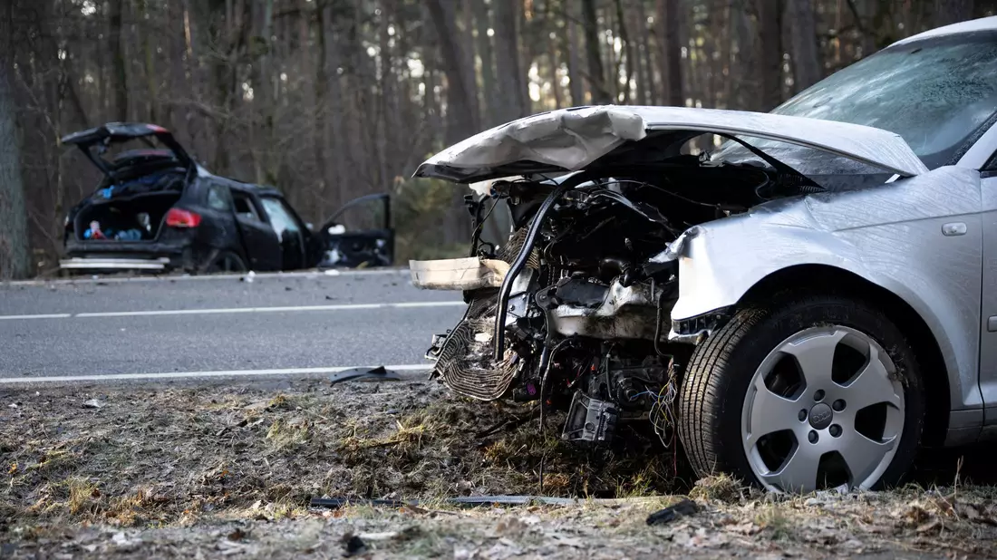 Die Gesamtzahl der Verkehrsunfälle bleibt nahezu konstant. (Symbolbild) - Bild: Philip Dulian/dpa