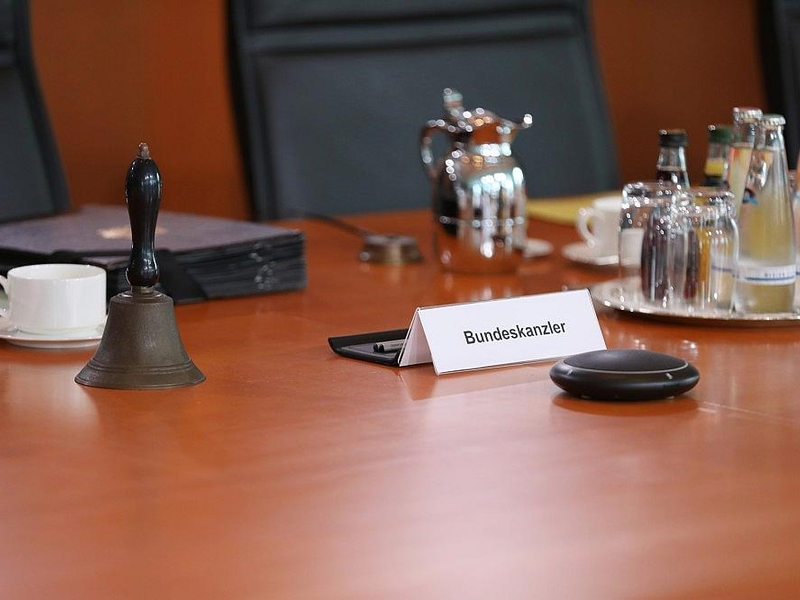 Kanzlermappe auf dem Kabinettstisch (Archiv) - Foto: via dts Nachrichtenagentur