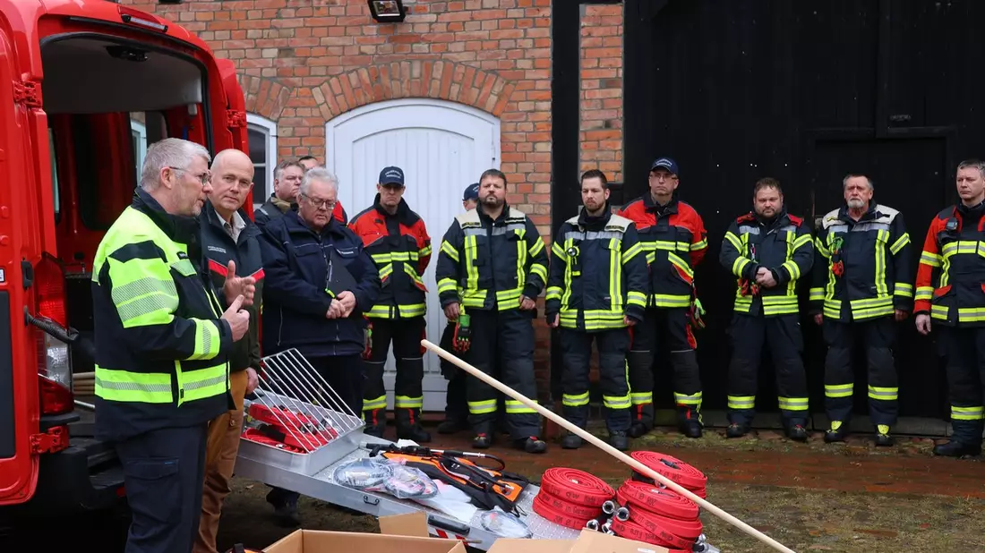 FW-SE: Schleswig-Holsteinische Landesforsten stärken Zusammenarbeit mit Feuerwehren im Segeberger Forst - Spezialausrüstung zur Waldbrandbekämpfung übergeben - Bild: presseportal.de