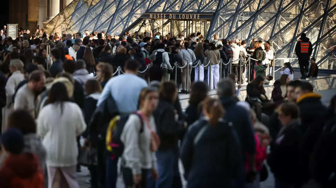 Kann der Direktorenwechsel die vielen Probleme des weltweit größten Museums lösen?  - Bild: Thomas Padilla/AP/dpa