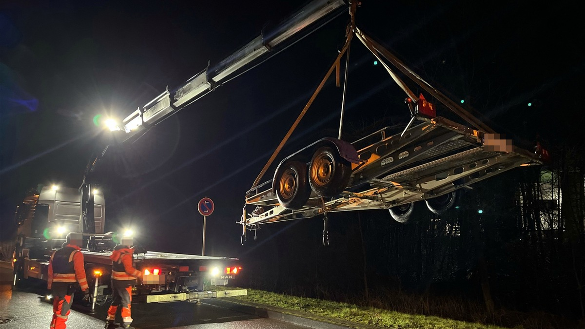 POL-SI: Verkehrsdienst zieht überladenes und verkehrsunsicheres Gespann aus dem Verkehr -#polsiwi - Foto: presseportal.de