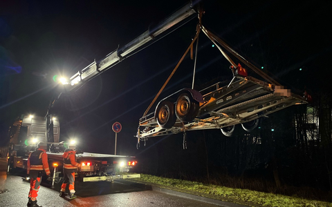 POL-SI: Verkehrsdienst zieht überladenes und verkehrsunsicheres Gespann aus dem Verkehr -#polsiwi - Foto: presseportal.de