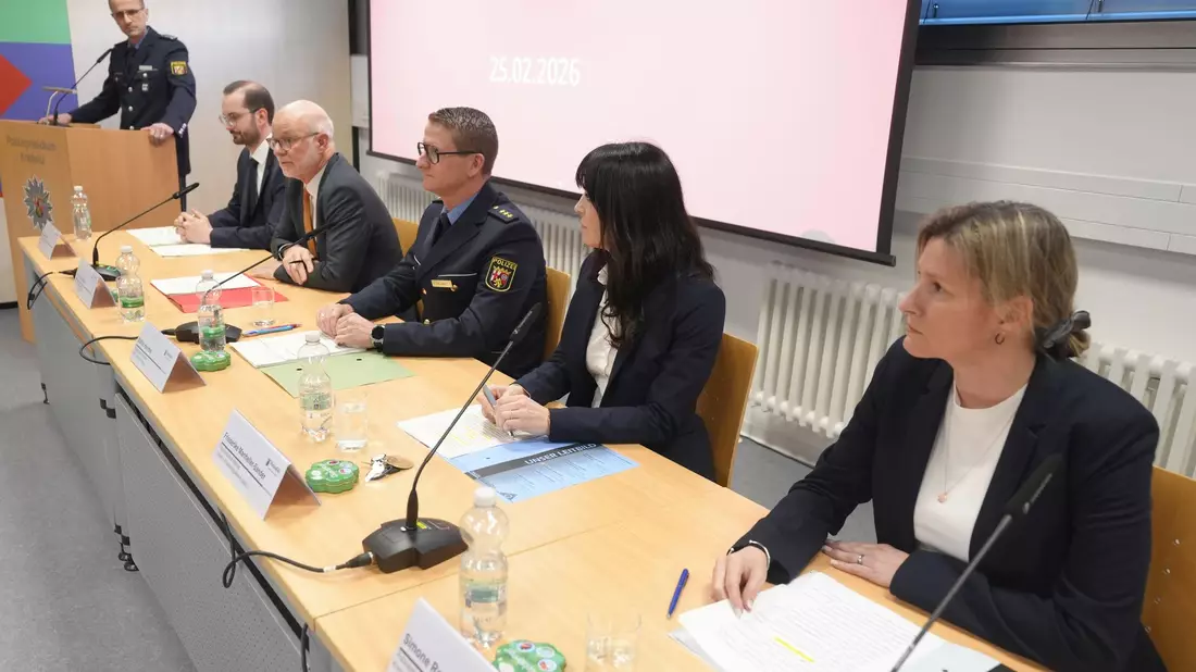 Bei einer Pressekonferenz in Koblenz äußern sich die Ermittler zu dem Fall. - Bild: Thomas Frey/dpa