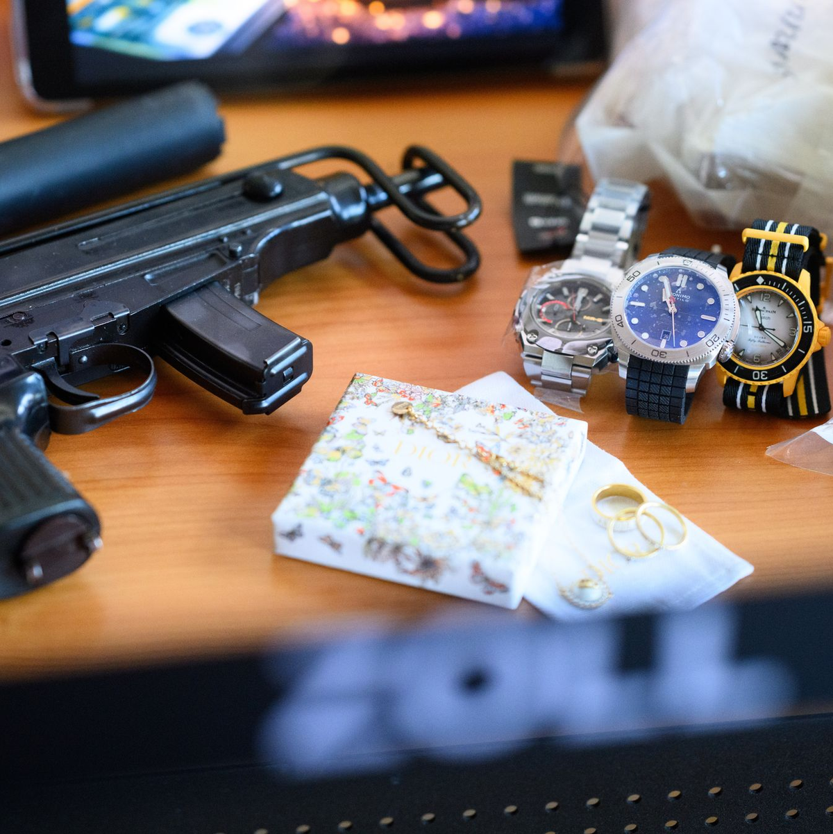 Waffen, Drogen, Luxusuhren - der Zoll wird bei Verbrecherbanden immer wieder fündig. - Foto: Bernd von Jutrczenka/dpa