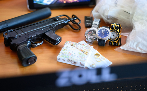 Waffen, Drogen, Luxusuhren - der Zoll wird bei Verbrecherbanden immer wieder fündig. - Foto: Bernd von Jutrczenka/dpa