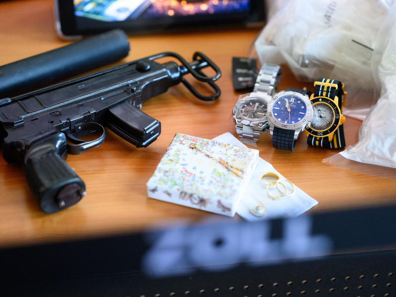 Waffen, Drogen, Luxusuhren - der Zoll wird bei Verbrecherbanden immer wieder fündig. - Foto: Bernd von Jutrczenka/dpa