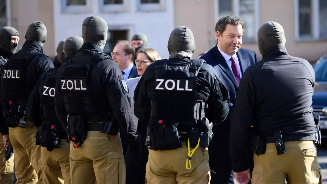 Der Zoll führte den Ministern und der Ministerin eine Festnahme vor. - Bild: Bernd von Jutrczenka/dpa