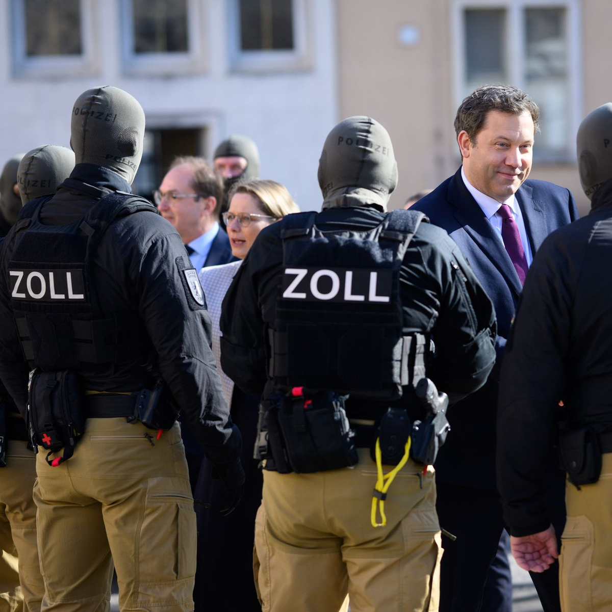 Der Zoll führte den Ministern und der Ministerin eine Festnahme vor. - Foto: Bernd von Jutrczenka/dpa