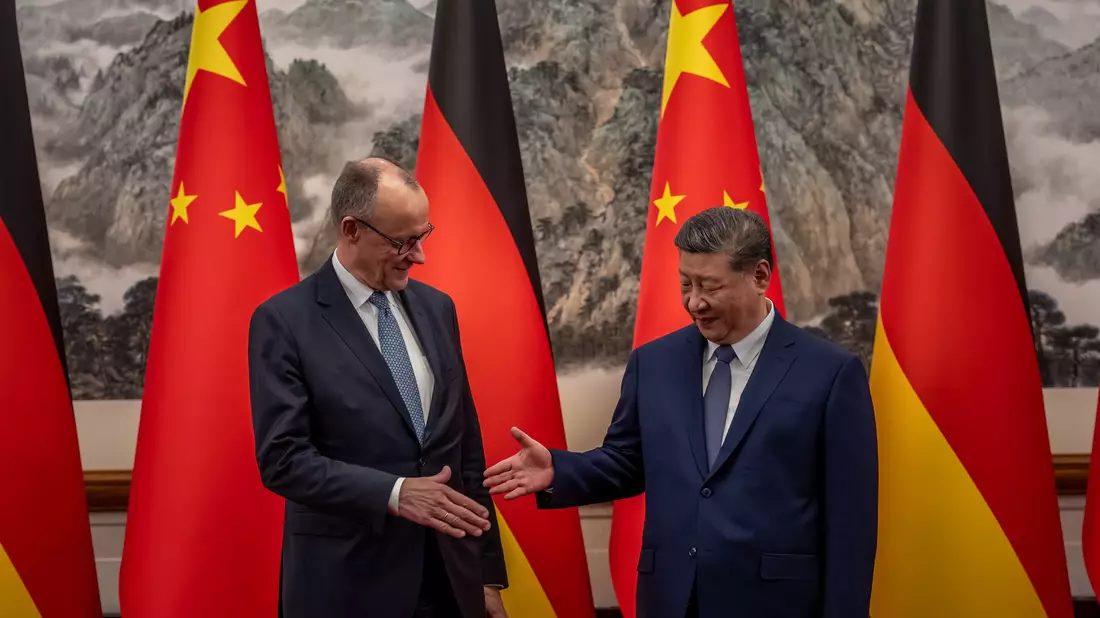 Der Besuch in China ist für Merz ebenso wichtig wie heikel. - Bild: Michael Kappeler/dpa