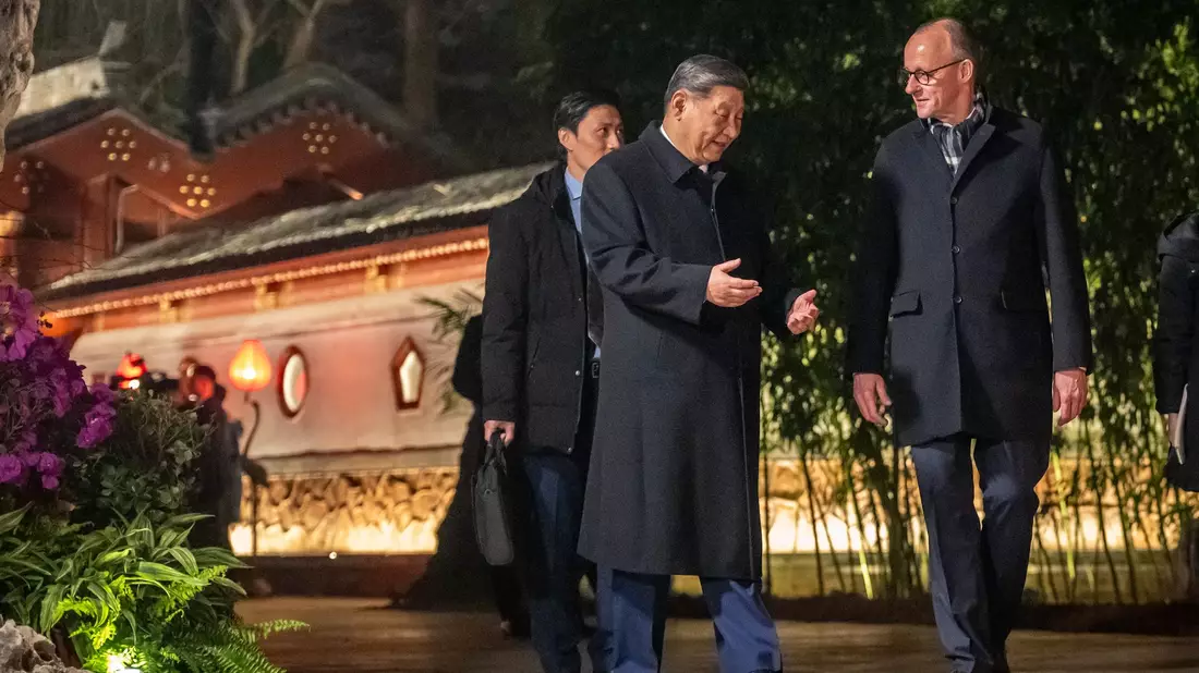 Merz besucht erstmals als Bundeskanzler China. - Bild: Michael Kappeler/dpa