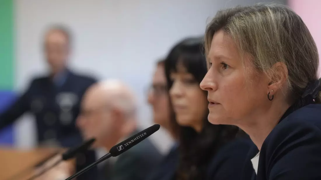 Simone Roeder von der Kripo Koblenz spricht bei der Pressekonferenz über die Ermittlungen. - Bild: Thomas Frey/dpa