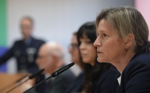 Simone Roeder von der Kripo Koblenz spricht bei der Pressekonferenz über die Ermittlungen. - Foto: Thomas Frey/dpa