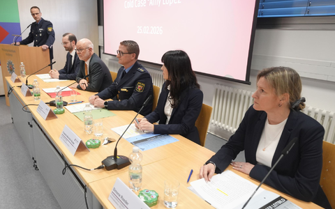Julian Göbel (l-r), Mario Mannweiler, Stefan Heimes, Friederike Manuelle-Sander und Simone Roeder äußern sich bei der Pressekonferenz. - Foto: Thomas Frey/dpa