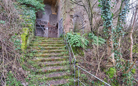 Der Tatort von damals ist eine Art Lost Place, das einstige Arbeitszimmer des preußischen Generals und Festungsbaumeisters Aster.  - Foto: Thomas Frey/dpa