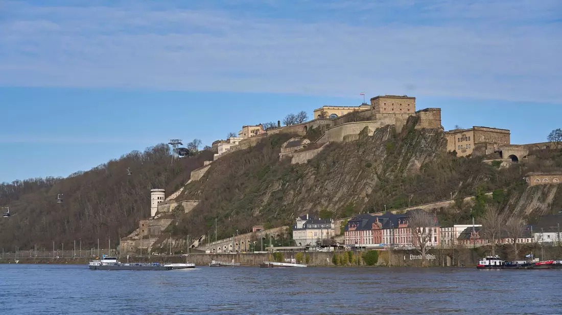 Unterhalb der über dem Rhein thronenden Festung Ehrenbreitstein in Koblenz wurde die damals 24-jährige US-amerikanische Touristin getötet. (Archivfoto) - Bild: Sascha Ditscher/dpa